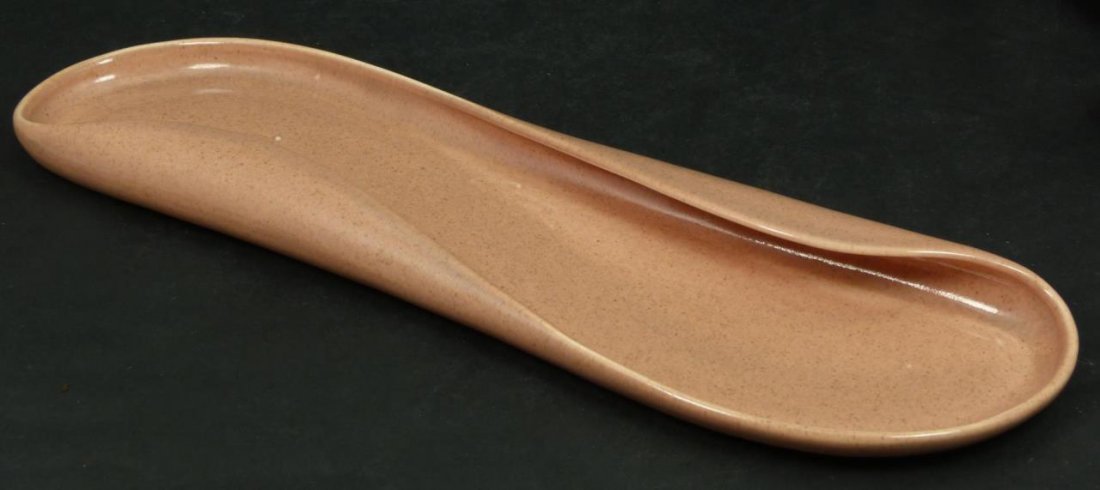 RUSSEL WRIGHT STEUBENVILLE POTTERY OVAL TRAY: Russel Wright Steubenville American industrial salmon glazed pottery free form oval dish. Measures approx. 11" length x 6 1/4" width (28cm x 16cm). Total weight approx. 300 grams.