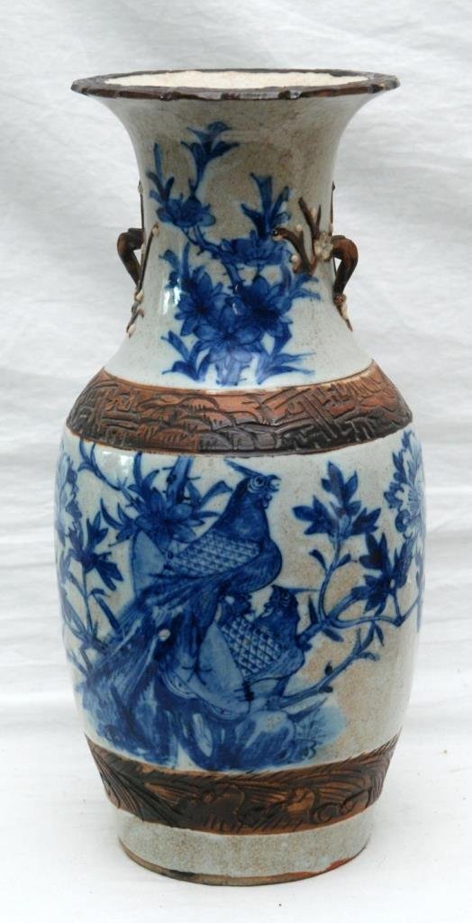 ANTIQUE CHINESE BLUE & WHITE PORCELAIN VASE (1 of 8)