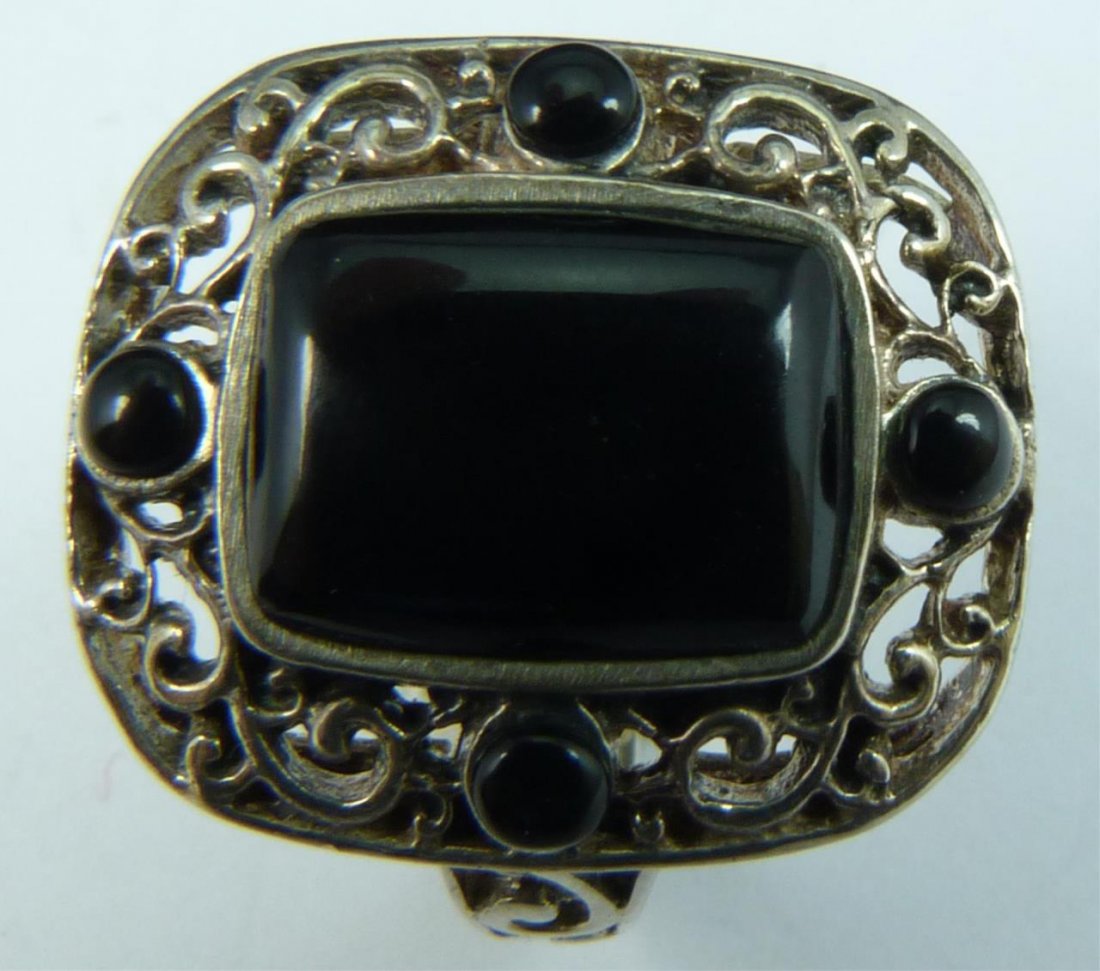 STERLING SILVER & BLACK ONYX RETICULATED RING: Sterling silver & black onyx ring with scrolled reticulated design. Impressed '925' mark to underside. Ring size approx. 8. Total weight approx. 5.2 grams.