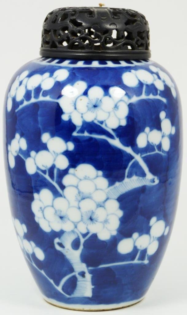 ANTIQUE CHINESE BLUE AND WHITE PORCELAIN VASE (1 of 4)