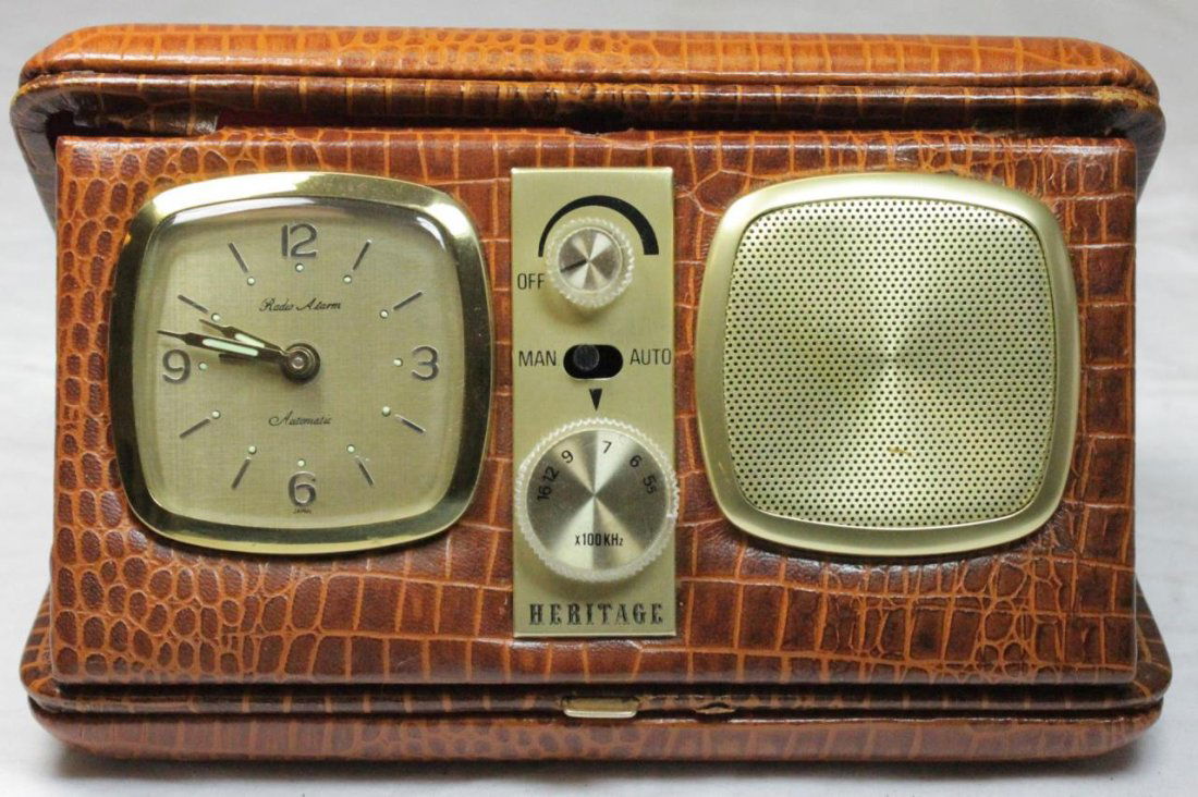 MID-CENTURY HERITAGE TRAVEL RADIO / ALARM CLOCK (1 of 10)