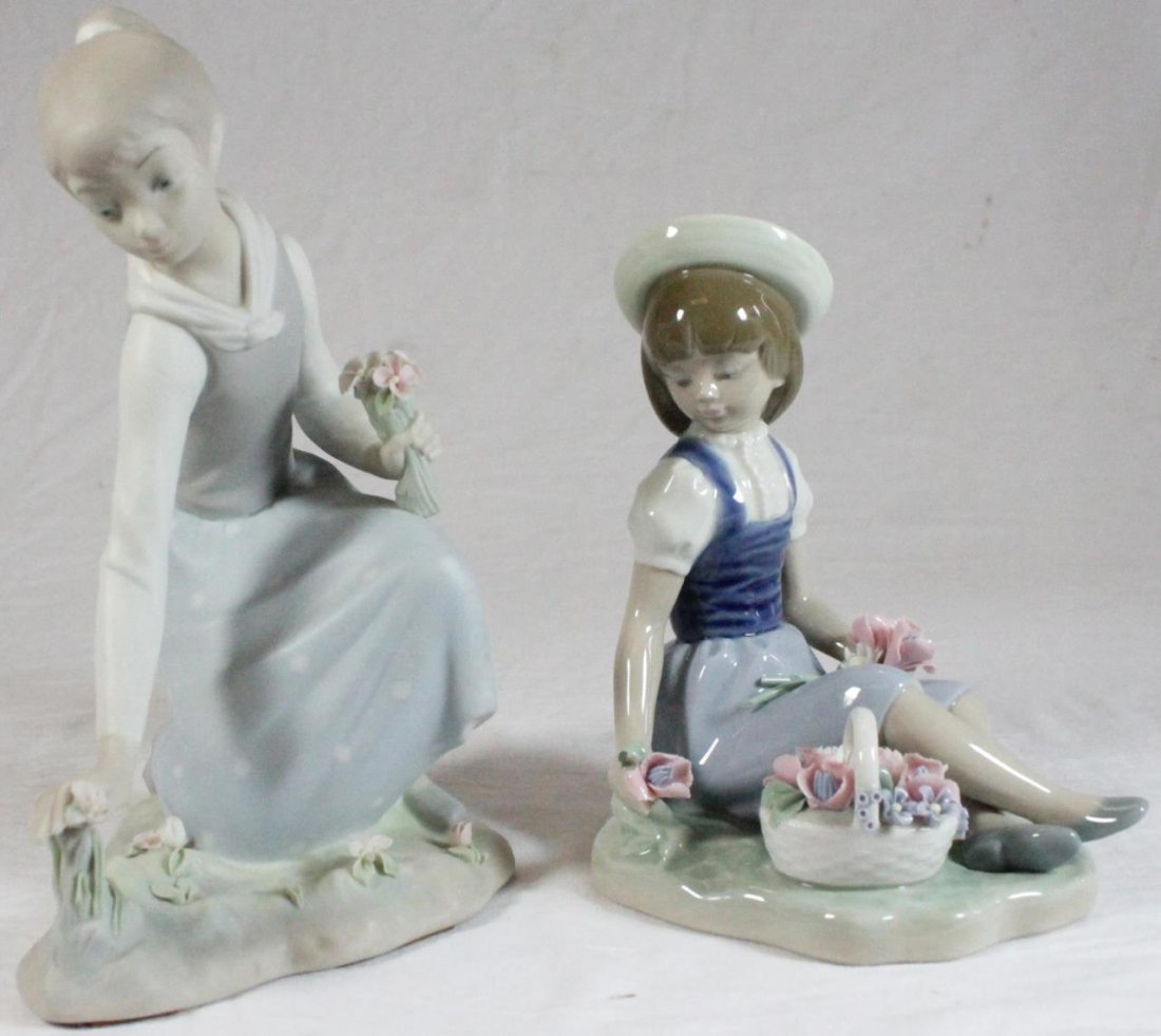 2 LLADRO POCELAIN FIGURES OF GIRLS WITH FLOWERS (1 of 10)