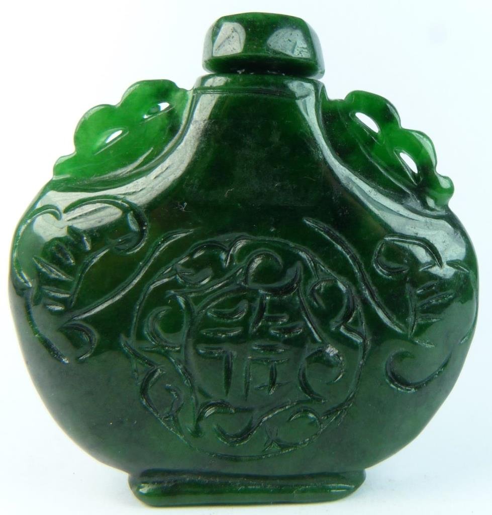 CHINESE CARVED EMERALD JADEITE SNUFF BOTTLE (1 of 7)