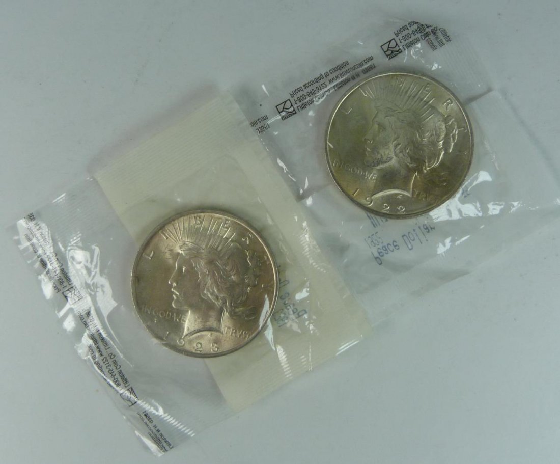 2 UNCIRCULATED PEACE DOLLARS 1922 & 1923 (1 of 4)