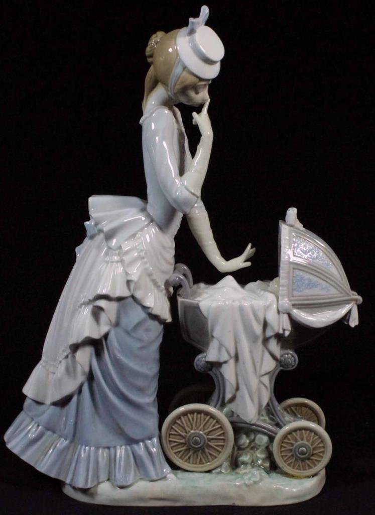 LLADRO PORCELAIN FIGURE 'BABY'S OUTING' 4938 (1 of 10)
