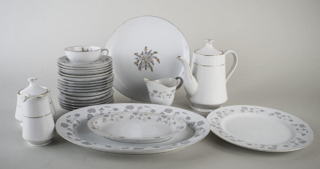 Arlen Porcelain Dinner Service: Approximately eighty four pieces, Dahlia pattern, comprising sixteen dinner plates, eleven salad plates, ten bread plates, seven soup bowls, seven fruit bowls, eighteen cups, twelve saucers, two oval 