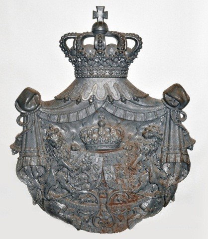 Cast Iron Coat of Arms: with the motto, "JE MAINTEINDRAI PALMA SUBPONDERE CRESCIT", also signed with the Foundry mark, Pletterij den Haag Height 34 inches, width 28 inches.Note: Removed From The Steinway Mansion