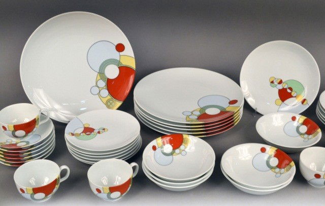Noritake Porcelain Dinner Service: Frank Lloyd Wright pattern, comprising six dinner plates, six salad plates, six bread plates, six fruit bowls, six cups and saucers.
