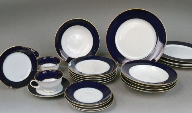 Rosenthal Porcelain Dinner Service: Claudine pattern with a cobalt border, comprising five dinner plates, five soup plates, five salad plates, five bread pates, five cups and five saucers. Dinner plate diameter 10 1/2 inches.