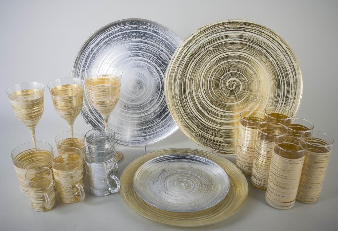 Sorella Home Glass Dinner Service: Hand made in Italy, vento pattern in gold and platinum, comprising four chargers, six dinner plates, five salad plates, two bread plates, two bowls, a goblet, two wine glasses, six highball glasses, o