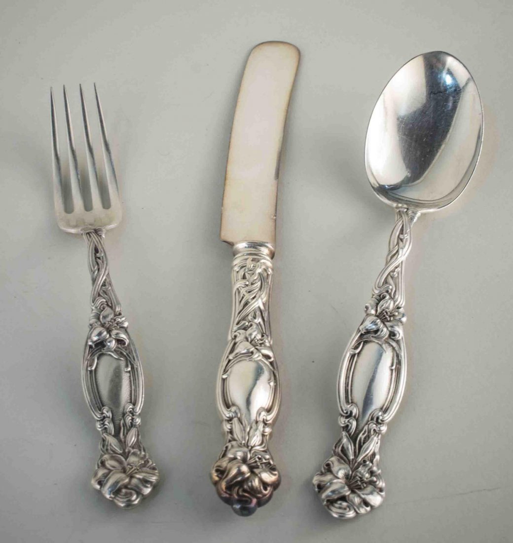 American Sterling Silver Flatware Service: Comprising six dinner knives, six dinner forks and six soup spoons. Knife, length 9 3/4 inches, total 740 grams, weighable.