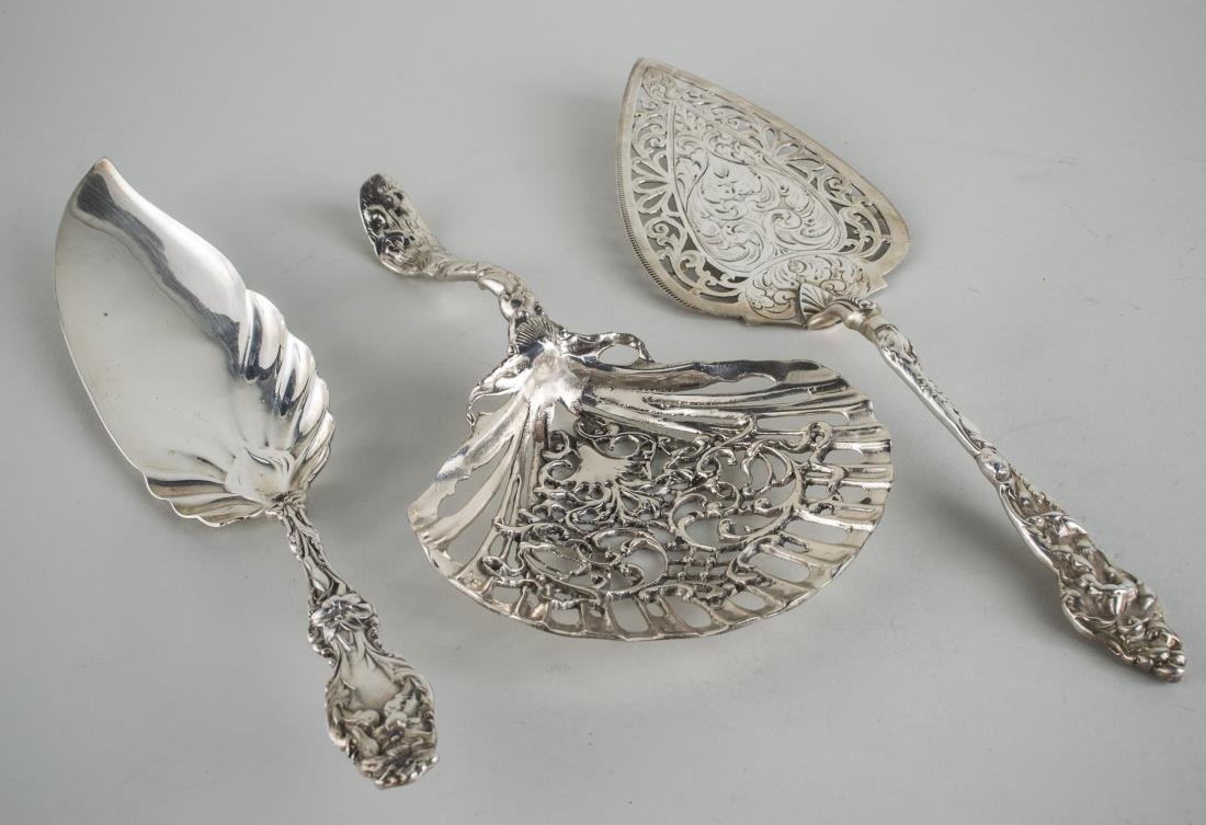 Three American Sterling Silver Serving Articles: Various makers and patterns, comprising a fish slice, a pastry server and a shell form serving articles. Total 540 grams.