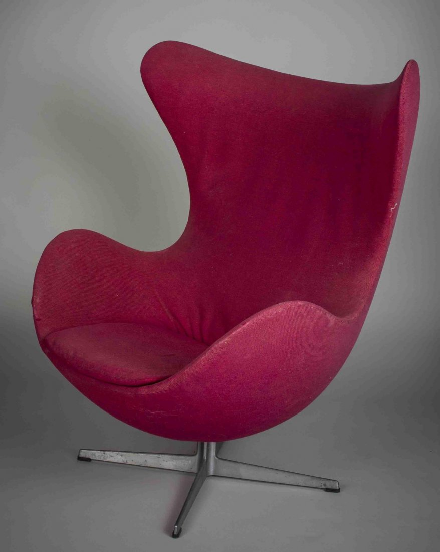 Arne Jacobsen Egg Chair: With original fuchsia fabric upholstery. Designed in 1958 for the lobby and reception areas in the Royal Hotel, in Copenhagen, Fritz Hansen label. Height 42 1/4 inches, width 35 inches, depth 32 inche