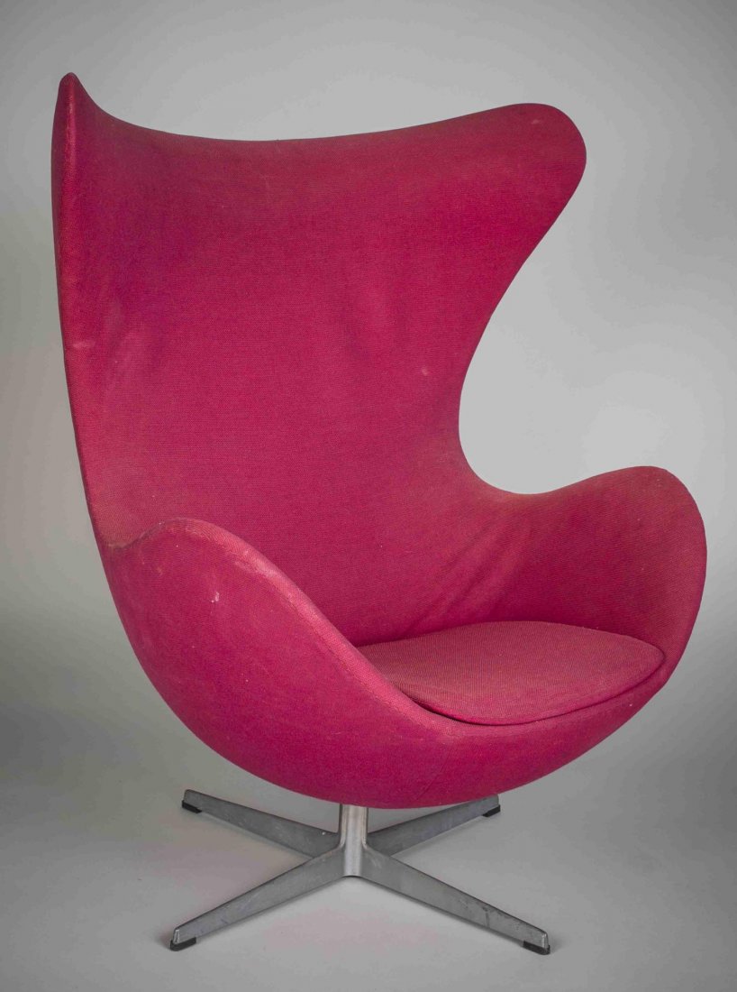 Arne Jacobsen Egg Chair: With original fuchsia upholstery. Designed in 1958 for the lobby and reception areas in the Royal Hotel, in Copenhagen, Fritz Hansen label. Height 42 1/4 inches, width 35 inches, depth 32 inches.