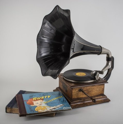 Victor Talking Machine Co. Phonograph: Style V-I, serial # 33631 D, with scalloped horn. Height 25 inches; together with two albums of phonograph records.