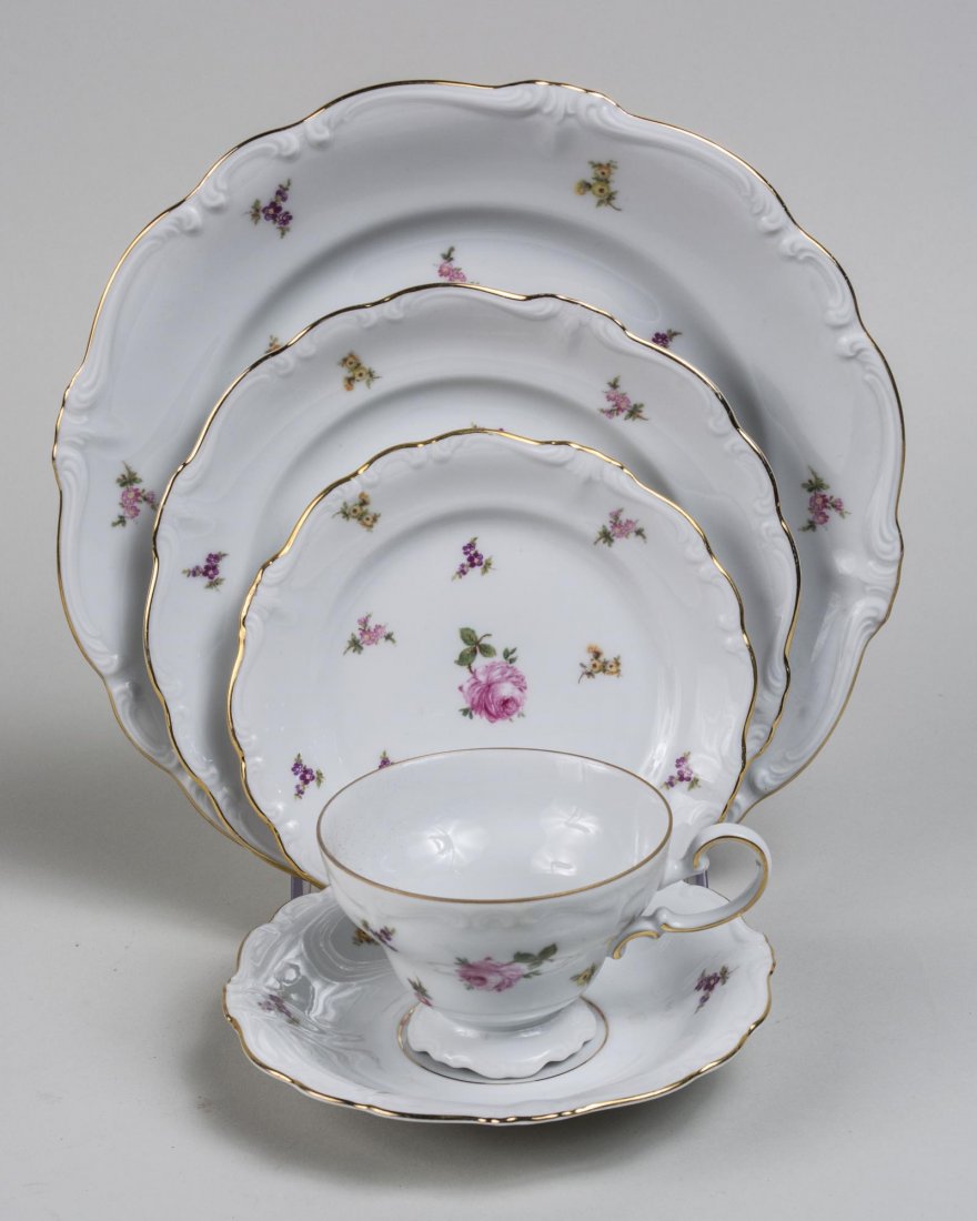 Johann Haviland Partial Porcelain Dinner Service: Seven dinner plates, seven salad plates, five bread plates, four cups, and seven saucers. Dinner plate diameter 10 1/2 inches.