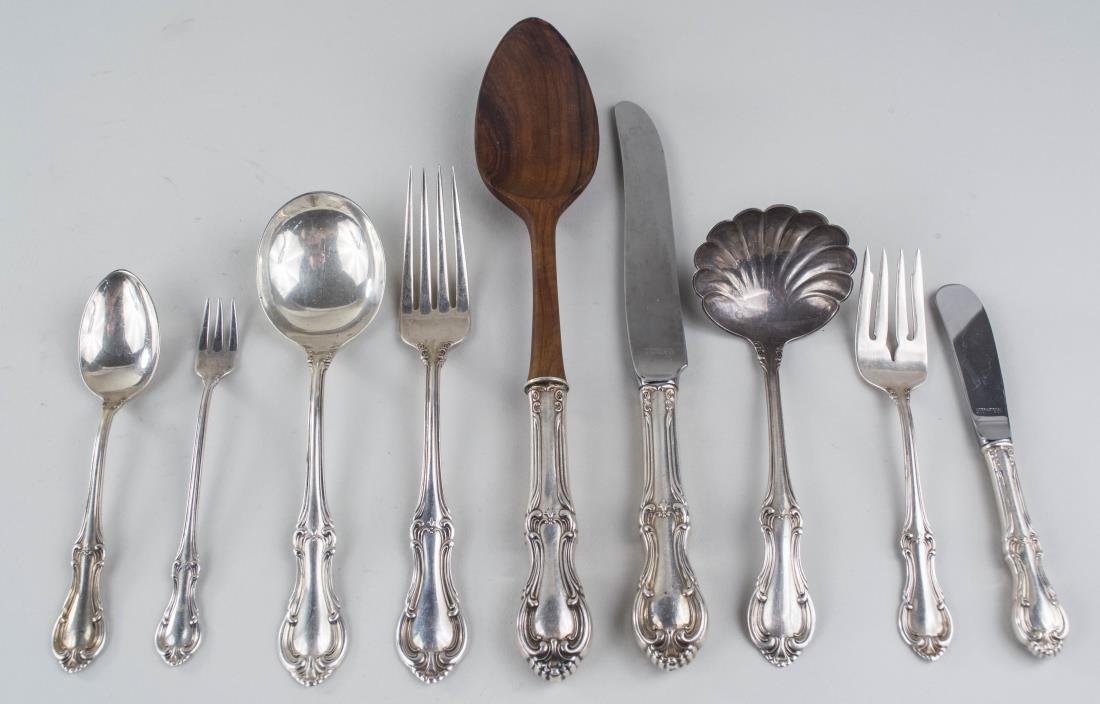 International Sterling Silver Flatware Service: Joan of Arc pattern, comprising twelve dinner knives, twelve dinner forks, fourteen salad forks, eight butter spreaders, ten luncheon forks, sixteen teaspoons, four serving pieces. Total 2940 grams, w