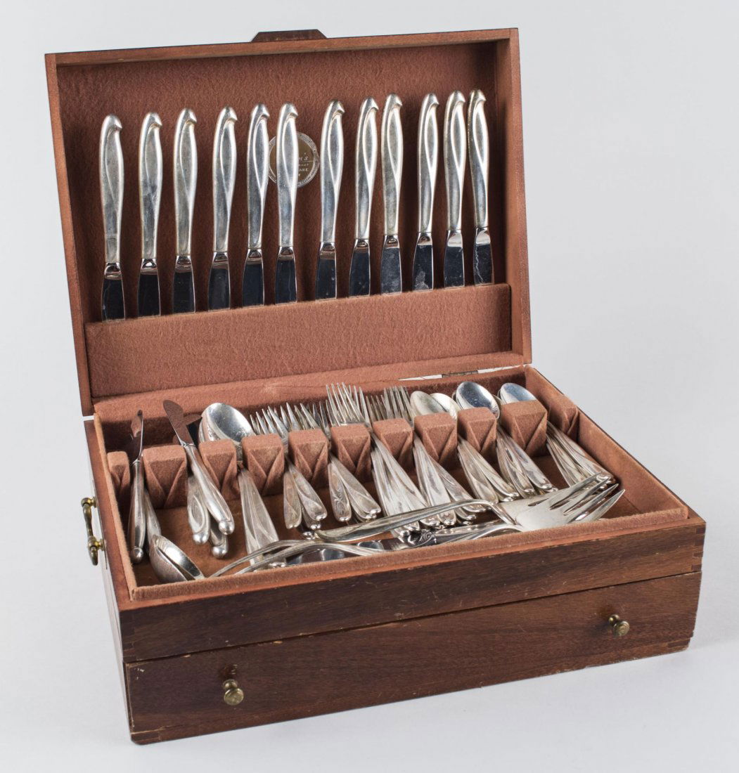 Reed & Barton Sterling Silver Flatware: Silver Sculpture pattern, comprising sixteen dinner knives, twelve dinner forks, eleven salad forks, nine butter spreaders, two soup spoons, twenty teaspoons, six serving pieces. Total 1910 grams; tog