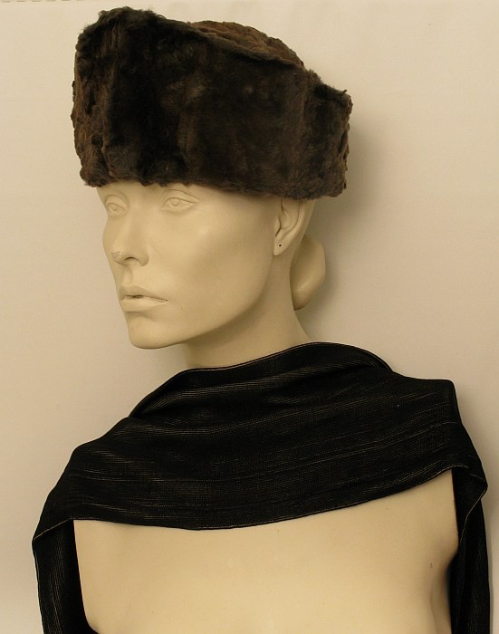 Ladies Natural Sheared Beaver Toque Hat C 1910: Taupe brown, satin lined, Sz: Medium Cond: Good with light wear no flaws.