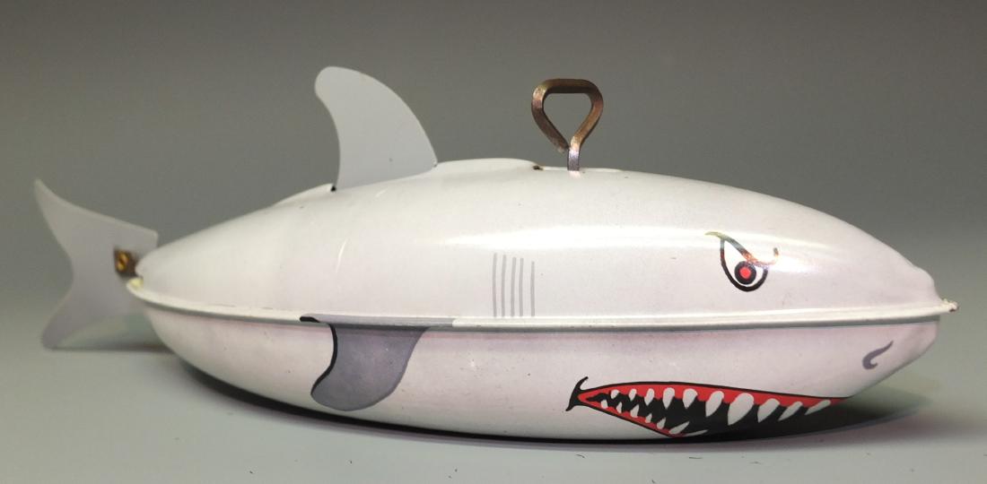 SCARCE CHEIN GREAT WHITE SHARK TIN WINDUP (1 of 3)