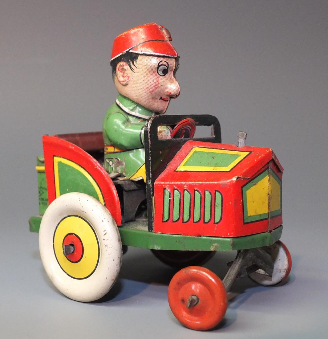 KURAMOCHI PRE WAR SMALL TIN WINDUP JOKE CAR (1 of 7)