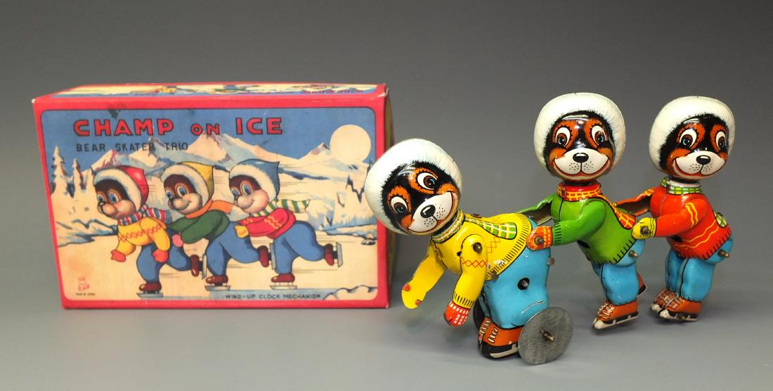 TPS SKATING BEARS CHAMPS ON ICE WINDUP & BOX (1 of 8)