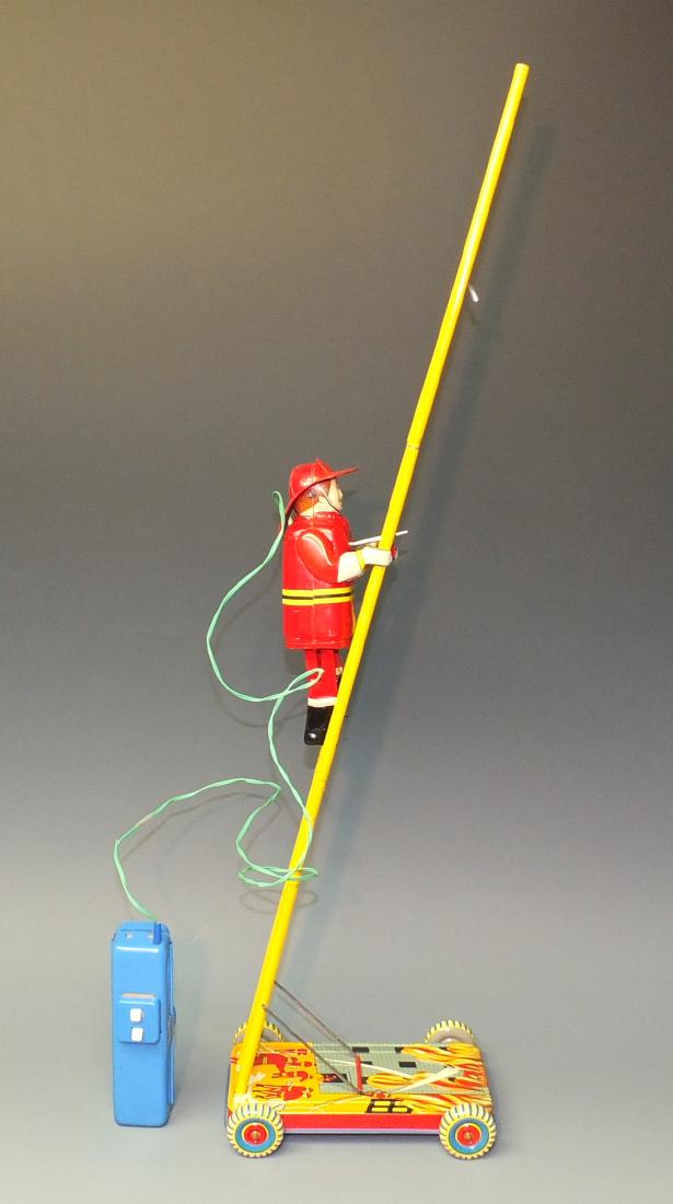 TPS JAPAN CLIMBING FIREMAN TIN BATTERY OP (1 of 10)