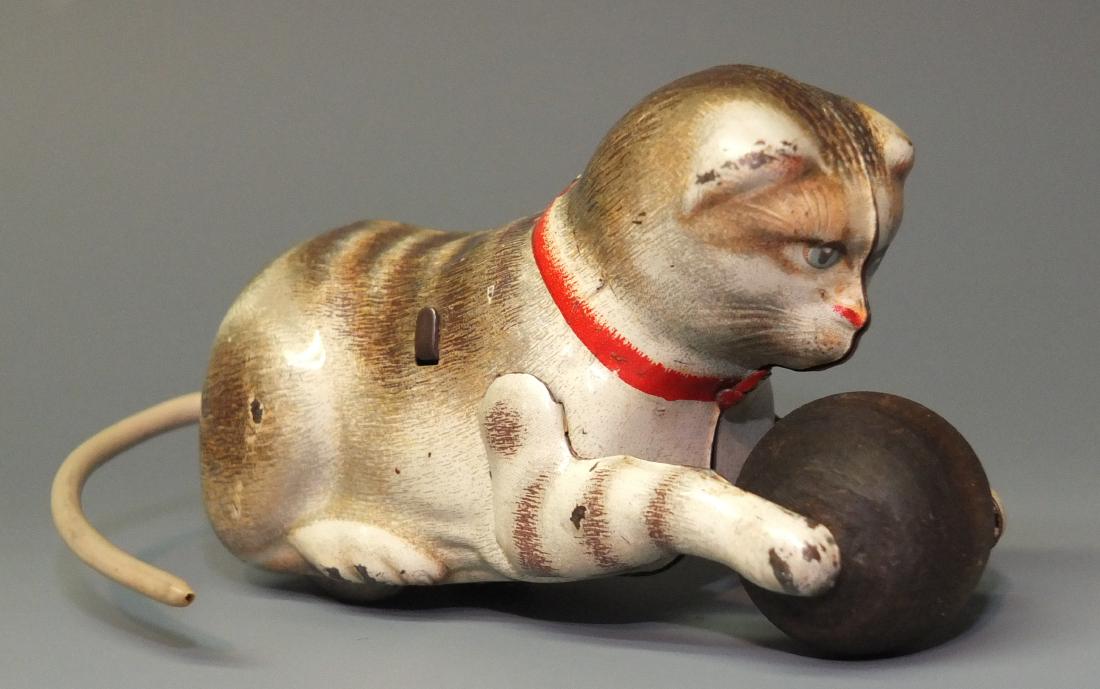 KOHLER GERMAN TIN WINDUP BALL PLAYING CAT (1 of 4)
