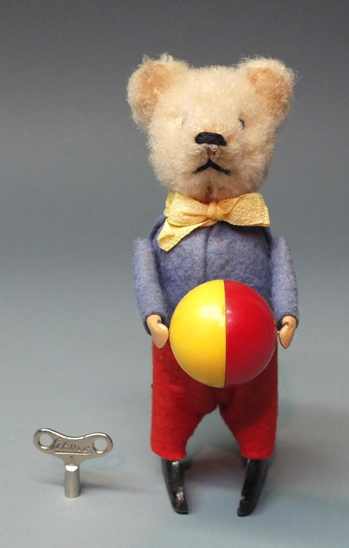 SCARCE SCHUCO GERMAN 964 BEAR PLAYING BALL WINDUP (1 of 4)
