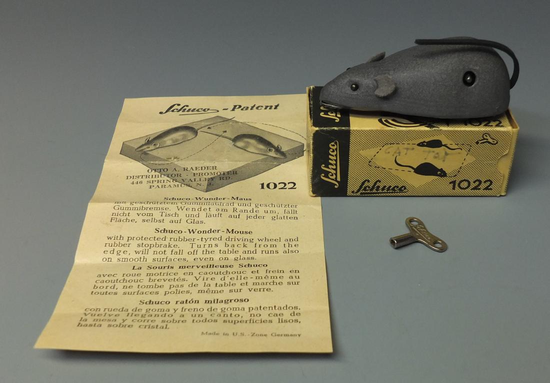 SCHUCO GERMAN 1022 TIN WINDUP TRICK MOUSE & BOX (1 of 9)