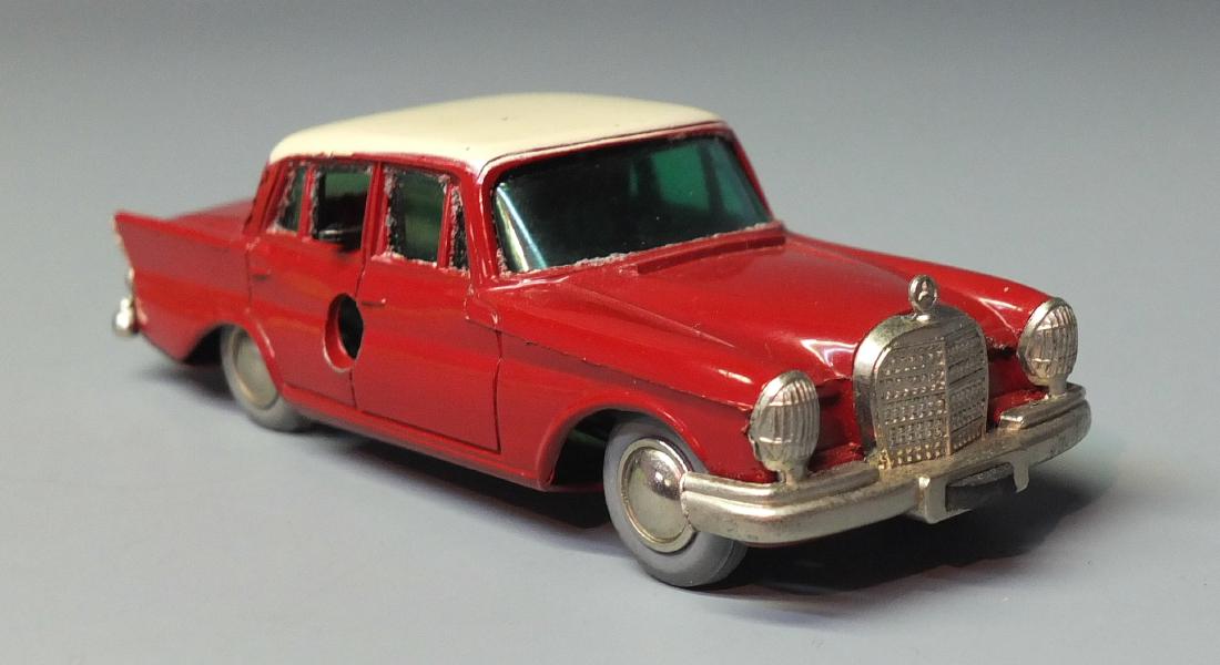 SCHUCO GERMAN 1038 MERCEDES 220 S WIND UP MICRO RACER (1 of 6)