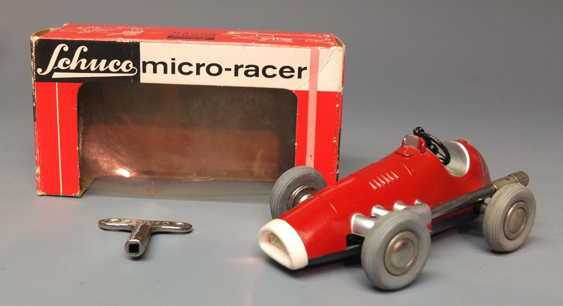 SCHUCO GERMAN 1040 FERRARI WIND UP MICRO RACER & BOX (1 of 8)