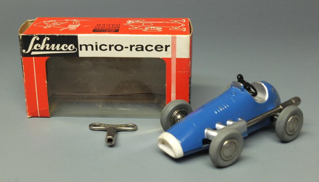 SCHUCO GERMAN 1040 FERRARI WIND UP MICRO RACER & BOX (1 of 8)