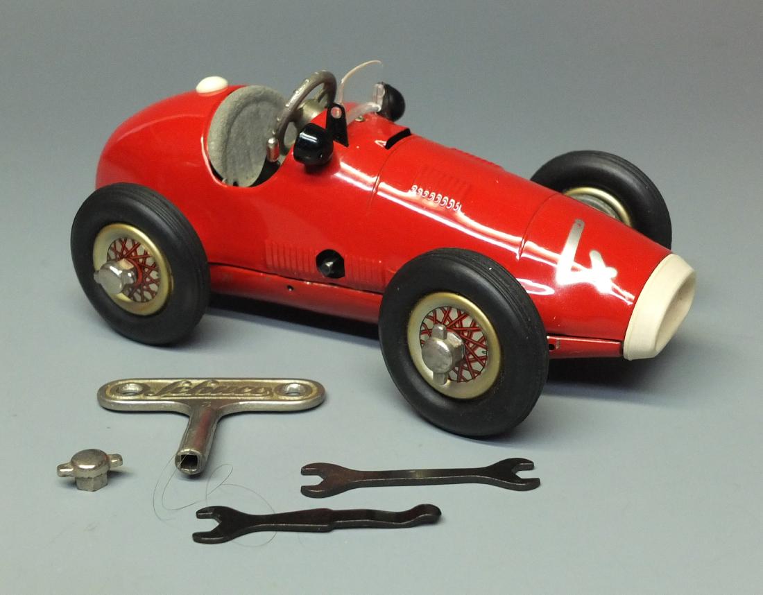 SCHUCO GERMAN 1070 GRAND PRIX WIND UP RACE CAR & BOX (1 of 7)
