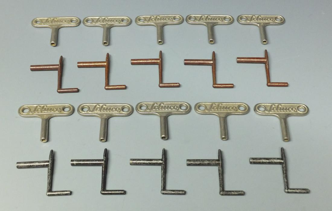 LOT OF 20 ORIGINAL SCHUCO WIND UP TOY KEYS (1 of 5)