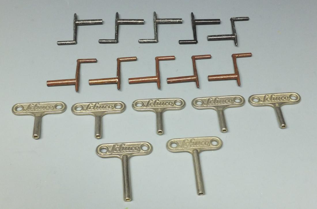 LOT OF 17 ORIGINAL SCHUCO WIND UP TOY KEYS (1 of 4)