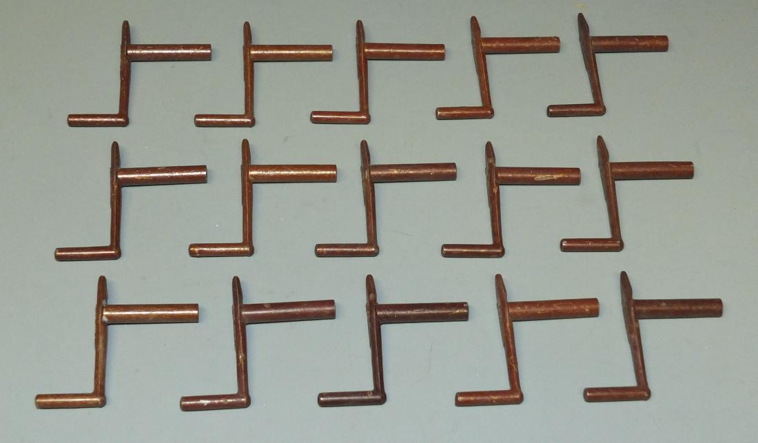 LOT OF 15 ORIGINAL SCHUCO WIND UP TOY KEYS (1 of 2)