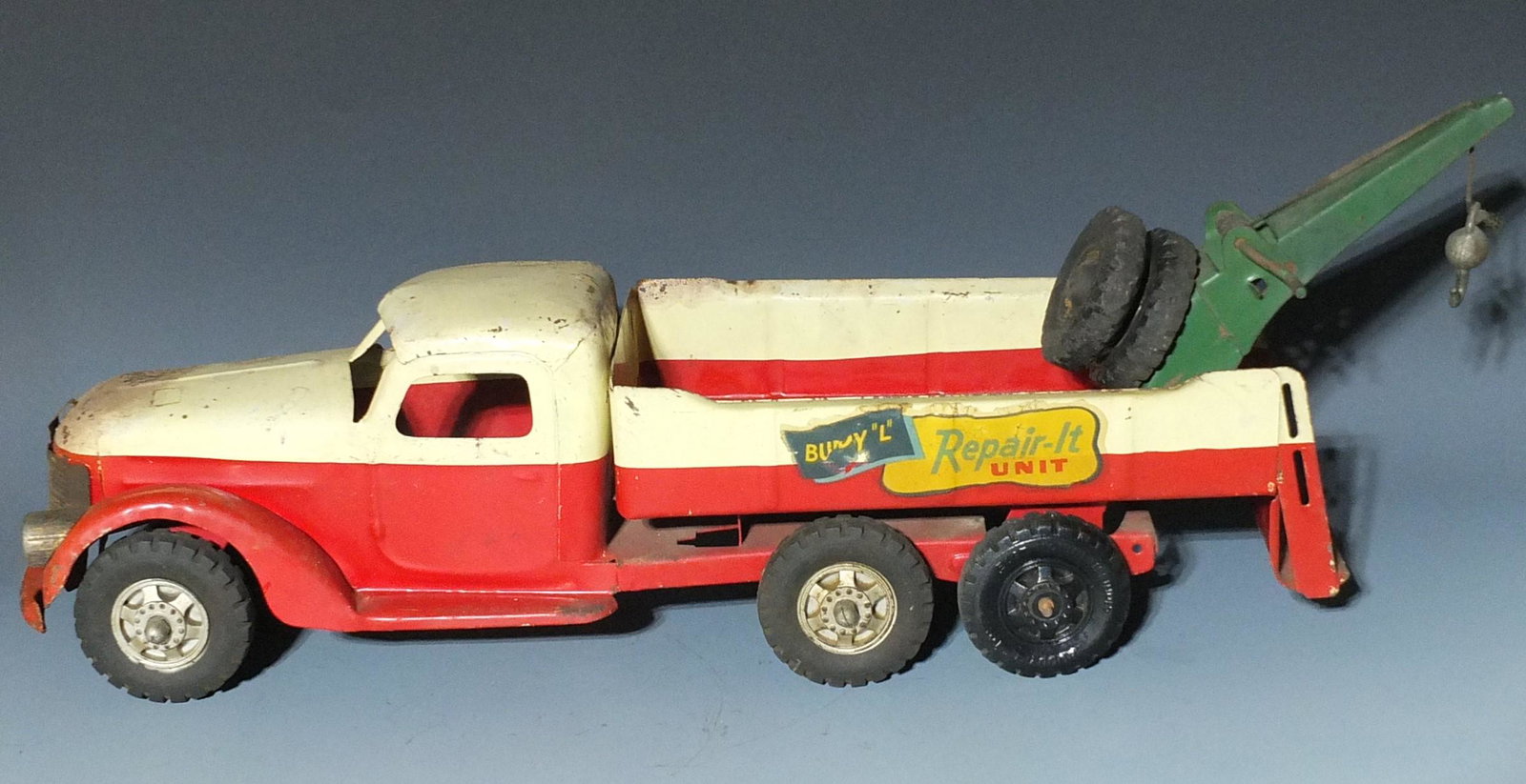 BUDDY L INTERNATIONAL REPAIR IT TOW TRUCK: Vintage 1940's Buddy L International Pressed Steel Repair-It Unit Wrecker Tow Truck. 22" L.