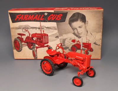 RARE VINTAGE FARMALL CUB TRACTOR MODEL & BOX: Rare Vintage 1950s Design Fabricators Plastic Scale Model Farmall Cub Tractor & Box