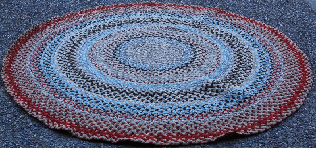 EARLY AMERICAN HOOKED ROUND AREA RUG (1 of 2)