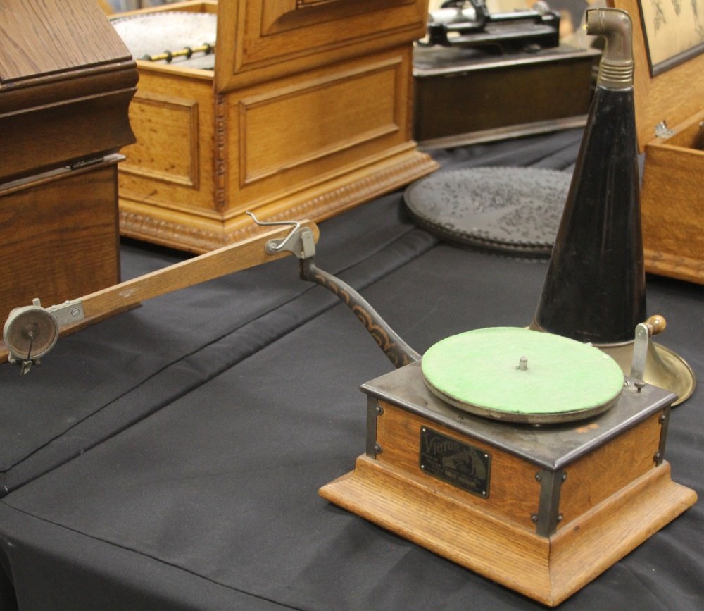 VINTAGE OAK EDISON RECORD PLAYER WITH HORN (1 of 3)