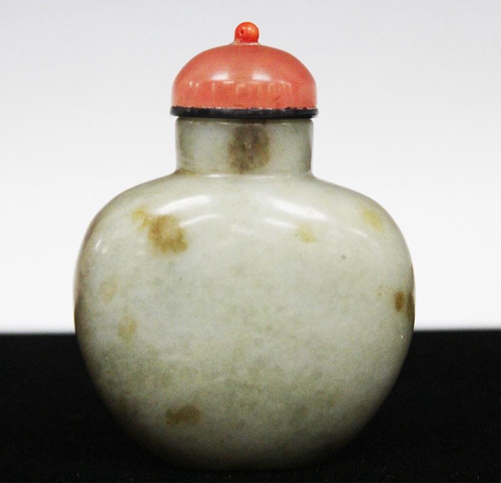 CHINESE CARVED JADE SNUFF BOTTLE (1 of 2)