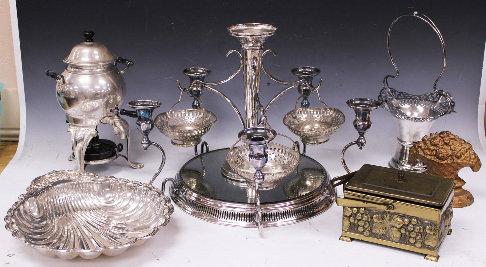 SILVERPLATE LOT OF SERVING PCS. (1 of 5)