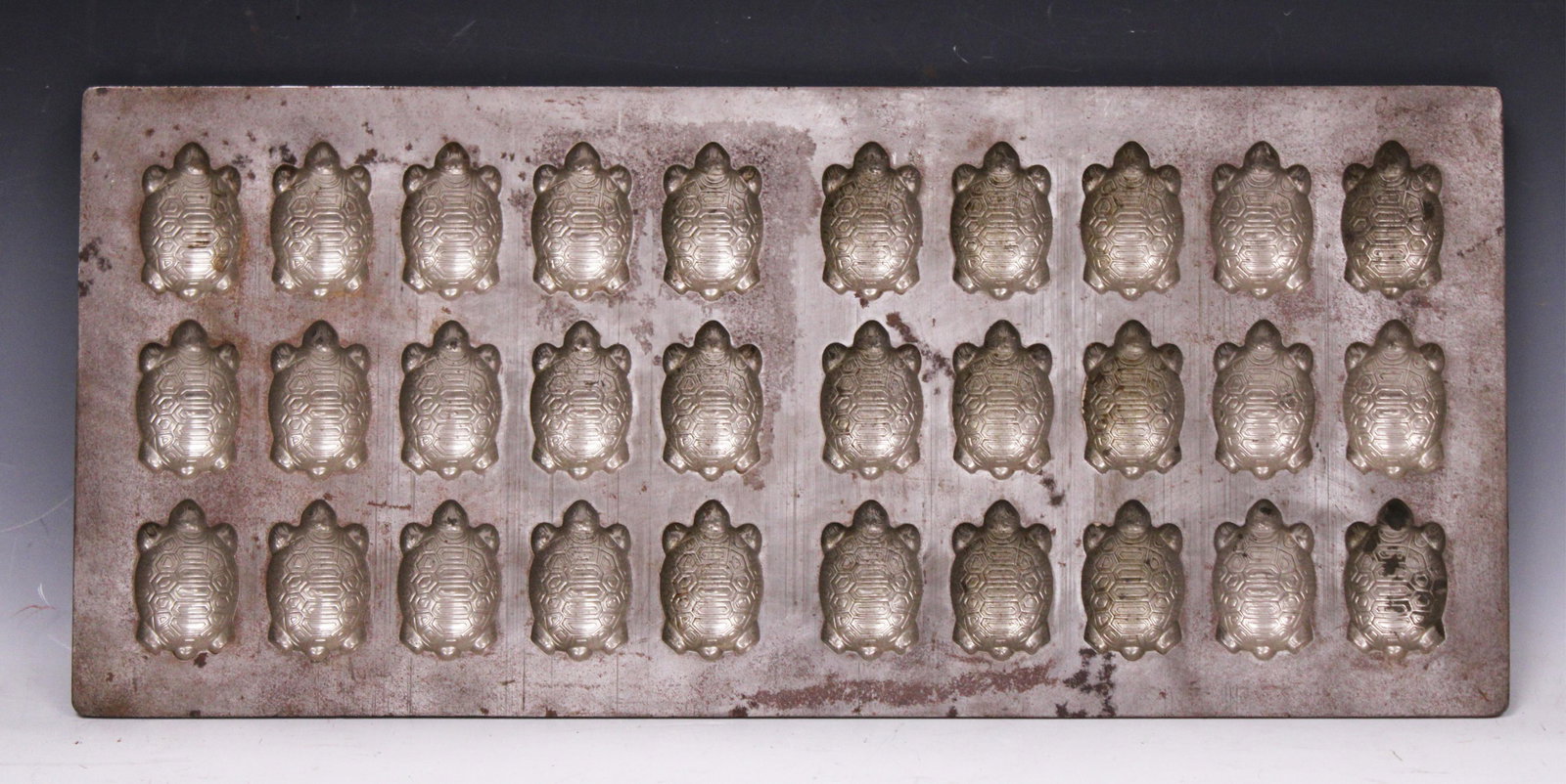 VINTAGE CAST METAL CHOCOLATE MOLD PAN (1 of 3)