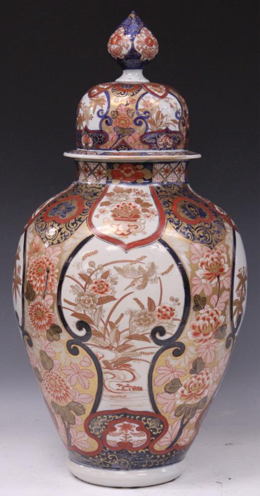 JAPANESE IMARI PAINTED JAR W/ LID (1 of 4)