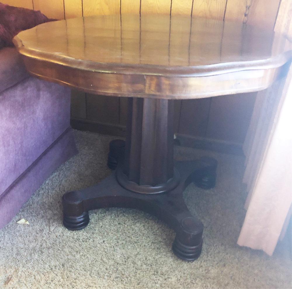 VINTAGE MAHOGANY ROUND CENTER TABLE, CA. 1900 (1 of 1)