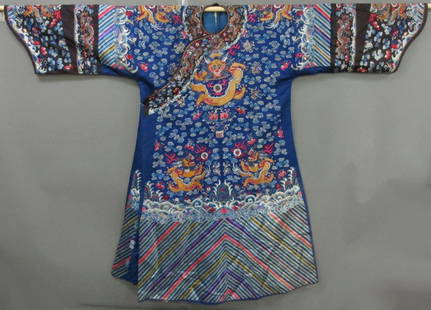 CHINESE EMBROIDERED ROBE early 20th century: - CHINESE EMBROIDERED ROBE early 20th century