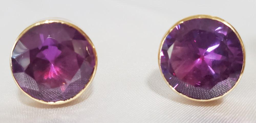 PAIR OF AMETHYEST & GOLD CUFF LINKS: Weight- 14.8 grams Shipping U.S. $15 plus insurance