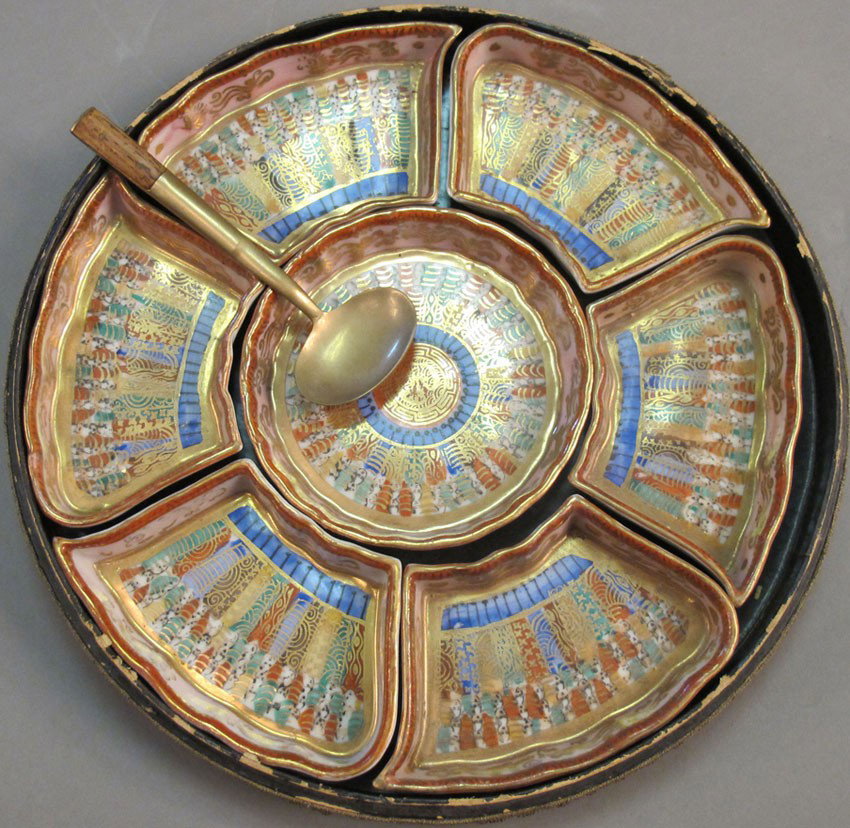 CHINESE PORCELAIN SWEET MEAT DISH early 20th centu: CHINESE PORCELAIN SWEET MEAT DISH early 20th century diameter: 10" estimate 200-300