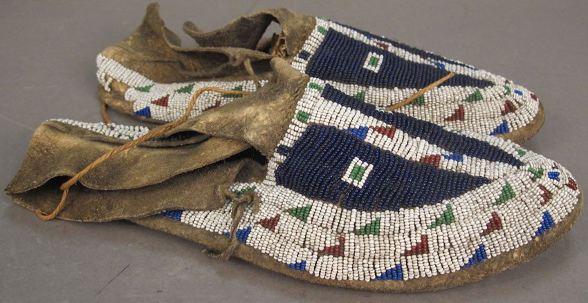 NATIVE AMERICAN BEADED MOCCASINS: NATIVE AMERICAN BEADED MOCCASINS length: 11 5/8"